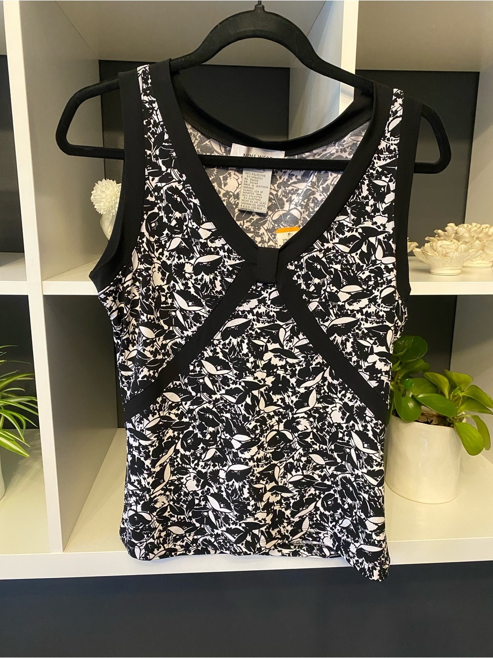 NWT Nine West Black and White Printed V-Neck Tank With Black Piping Size S